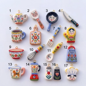Primer plano de 17 dijes de cocina coloridos con aros dorados para joyería artesanal