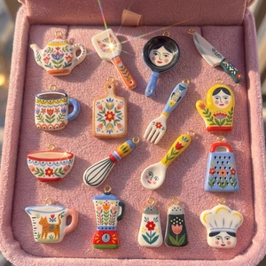 Set de 16 colgantes de cocina de esmalte colorido con bucles bañados en oro 14K