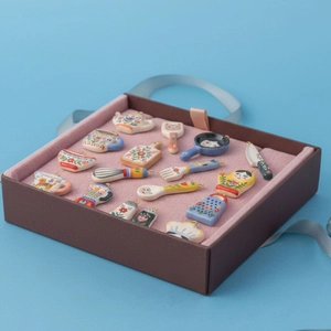 Set de 14 dijes de cocina en miniatura bañados en oro de 14K en una caja de regalo