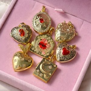 Vintage 18K vergulde medaillons met bloemgravure en emaille op roze fluweel