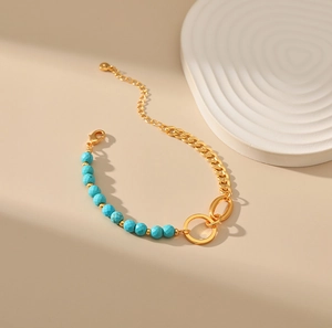 Detail eines Türkisperlen-Armbands mit 18 Karat vergoldeter Kette und verstellbarer Schließe