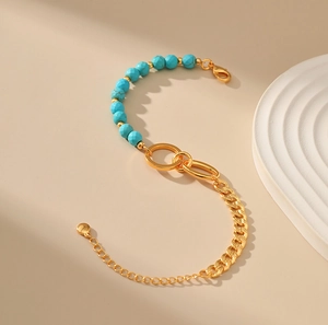 Facettiertes Türkisarmband mit 18 Karat vergoldeter Gliederkette und hohlem Ring