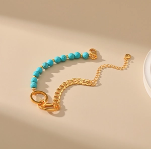 Armband mit facettierten Türkisperlen und 18K vergoldeter Kette mit Ringen