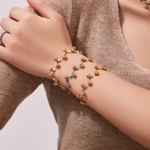 Ensemble de bracelets en perles dorées avec détails blancs bleus et roses style superposé