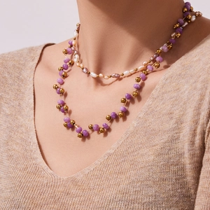 Ensemble de colliers superposés avec perles de cristal violettes et perles blanches chic