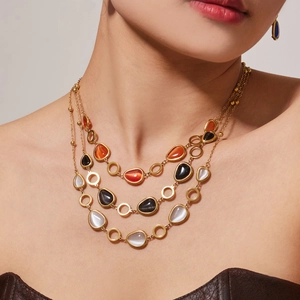 Collier triple rang plaqué or 18 carats avec pierres œil-de-chat orange et blanc nacré