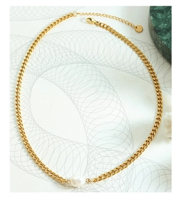 Detail of single freshwater pearl necklace with gold-plated Cuban chain and lobster clasp