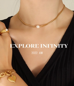Detail of 18k gold plated choker with pearl and heart bracelet set on model