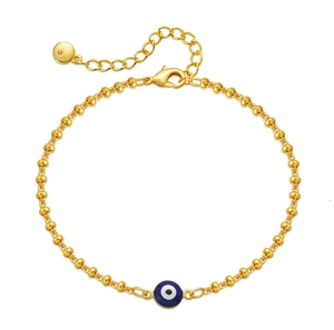 Detalle de la pulsera de cuentas de latón chapado en oro de 18K con amuleto de ojo turco azul