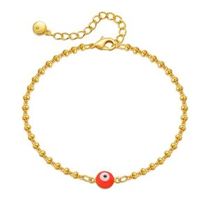 Detalle de pulsera de cuentas doradas con amuleto de ojo turco rojo y cadena ajustable