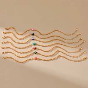 Set de siete pulseras de cuentas doradas con colgantes de esmalte coloridos en fila
