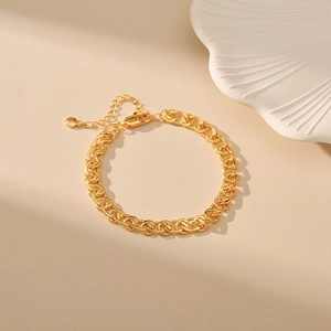 Dettaglio del bracciale in ottone placcato oro 18K con chiusura a moschettone e catena