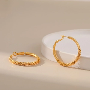 Goldene strukturierte Creolen mit Spiralgravur und Schnappverschluss für Damen