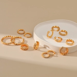 Elegante Kollektion aus 18K vergoldeten Creolen mit Zirkonia und klassischen Vintage-Mustern
