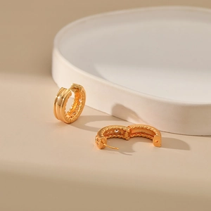 Detailansicht der 18K vergoldeten Creolen mit Zirkonia-Inlay und gedrehter Seilstruktur