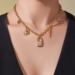 Collana a catena dorata con pendenti a forma di sole, quadrifoglio e lucchetto a cuore