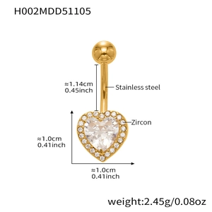 Vista macro de piercing de ombligo de corazón dorado con medidas de acero y circón