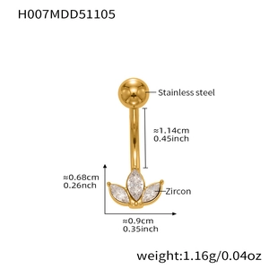 Detalle de piercing de ombligo en acero dorado con tres circonitas de corte marquise