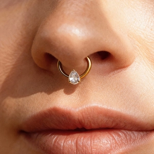 Anello per il setto nasale dorato minimalista con scintillante zircone a forma di pera