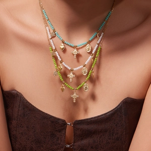 Dreilagiges Vintage-Perlenhalsketten-Set mit bunten Steinen und goldener Kreuz-Herz-Anhänger