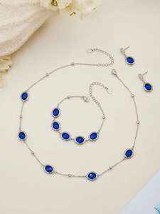 Dettaglio del set gioielli in acciaio inossidabile argento con cristalli ovali blu