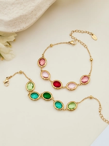 Dettaglio di braccialetti in acciaio inossidabile placcato oro 18k con pietre colorate