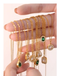 Détails de colliers en acier titane doré avec pendentifs en pierres vertes et perles