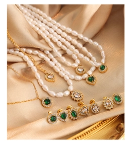 Colliers en perles baroques et boucles d'oreilles cœur sur satin champagne élégant