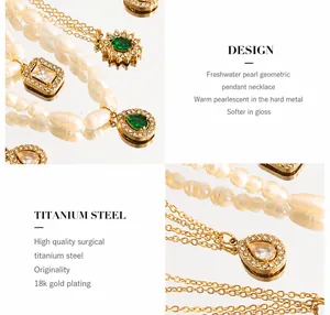 Détail de colliers en titane plaqué or 18 carats avec perles d'eau douce et pendentifs