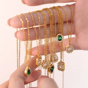 Parure de bijoux baroques avec collier de perles et pendentifs dorés en émeraude