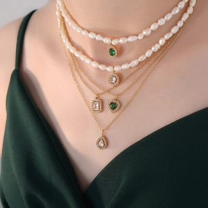 Parure de colliers en perles baroques avec pendentifs cœur et pierres colorées