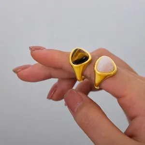 Elegante goldene Titanstahlringe mit dreieckigem Tigerauge und Rosenquarz-Steinen