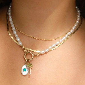 Collana a tre strati in oro con perle barocche e ciondolo a palma in turchese
