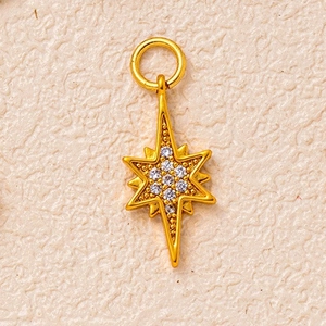 Vue détaillée d'un pendentif Étoile du Nord plaqué or 18K avec des pierres de zircone