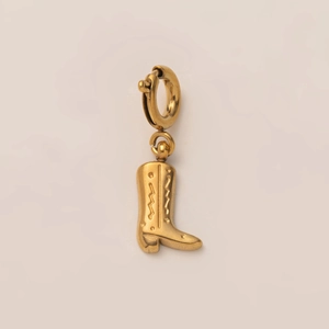 Detail van een 18K vergulde cowboylaars hanger met ronde sluiting en textuur