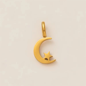 Détail du pendentif lune et étoile en or mat avec bélière métallique robuste