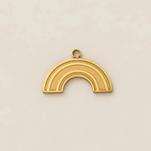 Gros plan d'un pendentif arc-en-ciel doré avec texture métallique brossée et anneau