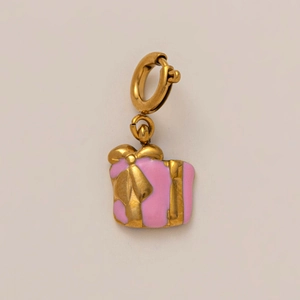 Détail du pendentif boîte cadeau en émail rose avec nœud doré et fermoir