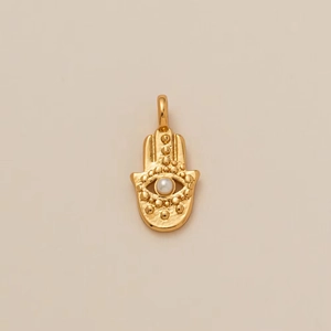 Pendentif main de Hamsa doré avec perle centrale et texture martelée élégante