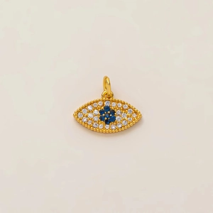 Détail du pendentif œil de protection avec placage en or et pierres de zircone