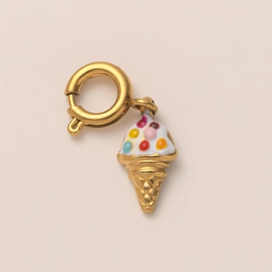 Dettaglio di un ciondolo gelato placcato oro con smalto colorato e chiusura ad anello a molla