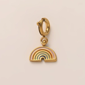 Detail von 18k vergoldetem Creolen-Ohrring mit buntem Emaille-Kleeblatt-Anhänger-Charm