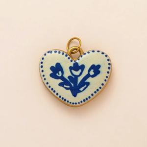 Retro-Herzanhänger aus Emaille mit blauen Blumenmustern und goldfarbenen Metallschlaufen