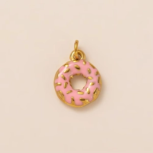 Détail du pendentif donut en émail rose avec base dorée et anneau de suspension