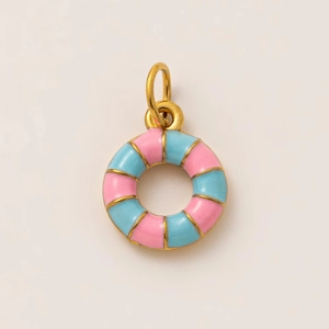 Vue détaillée du pendentif bouée de sauvetage en émail rose et bleu plaqué or fin