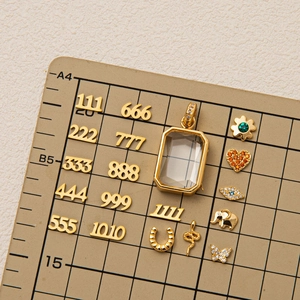 Retro 18k vergulde medaillon hangers met geluksgetallen en diverse symbolische bedeltjes