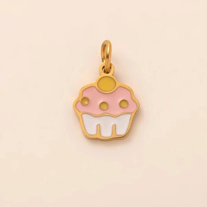 Détail d'un pendentif cupcake en émail rose avec un cadre en métal doré brillant