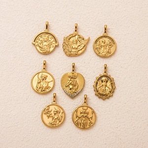 Vintage Edelstahl Gold Plattiert Mythologische Geprägte Anhänger Halskette Für Damen Mythische Engel Göttin Relief Schmuck