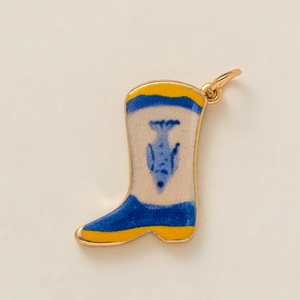 Detailopname van gouden laarshanger met blauw vispatroon en kleurrijk emaille afwerking