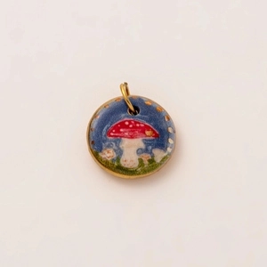 Pendentif rond plaqué or 18K avec ciel étoilé bleu peint à la main et champignon rouge